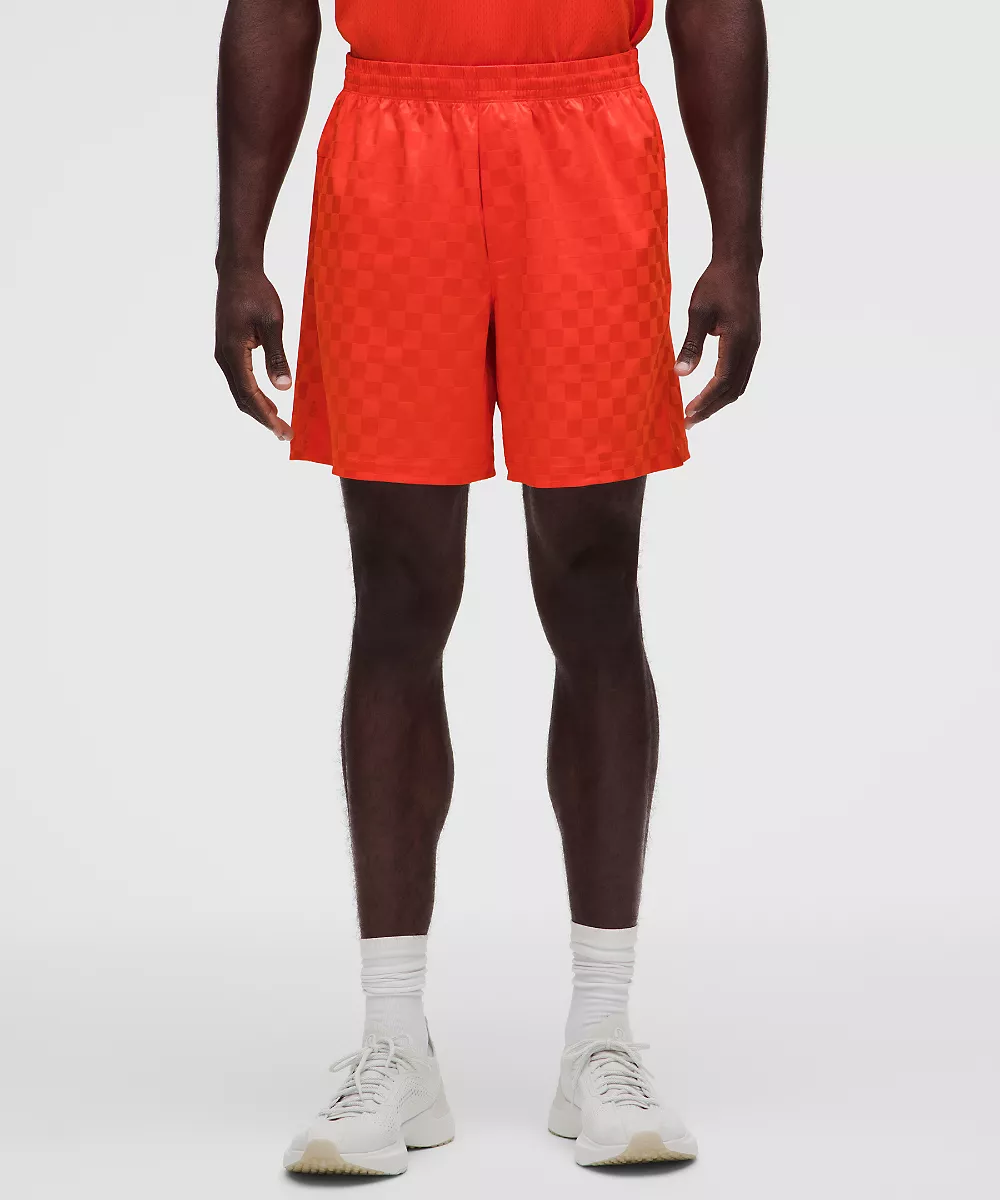 Short de sport en satin sans doublure à damier 7" — Checkerboard Cherry Ember, view 2