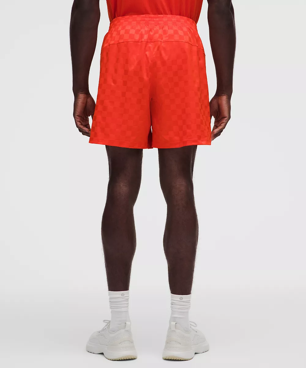 Short de sport en satin sans doublure à damier 7" — Checkerboard Cherry Ember, view 3