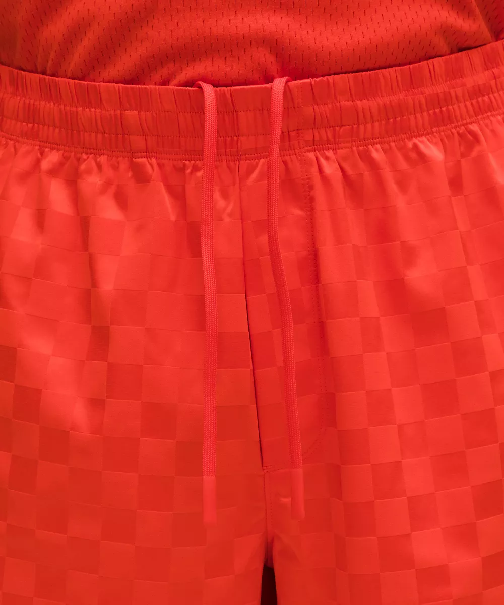 Short de sport en satin sans doublure à damier 7" — Checkerboard Cherry Ember, view 4