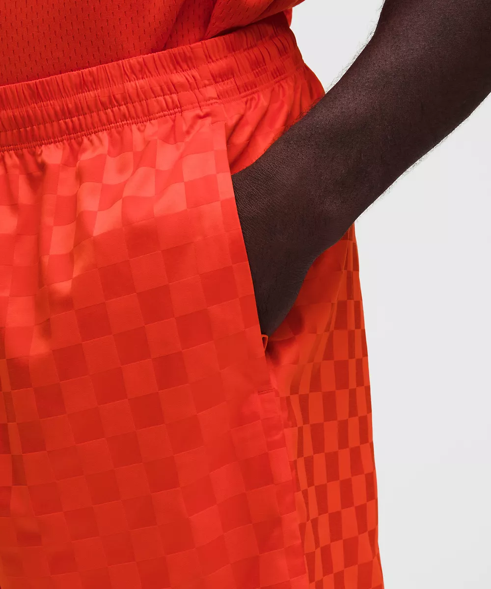 Short de sport en satin sans doublure à damier 7" — Checkerboard Cherry Ember, view 5
