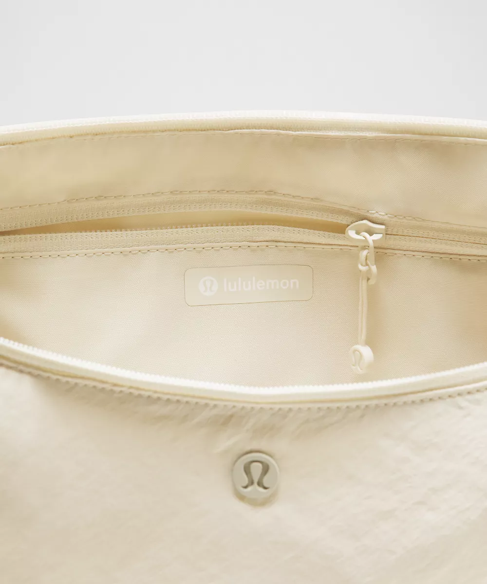 Sac banane souple Slouchy 6L — Light Ivory/Gold, view 5