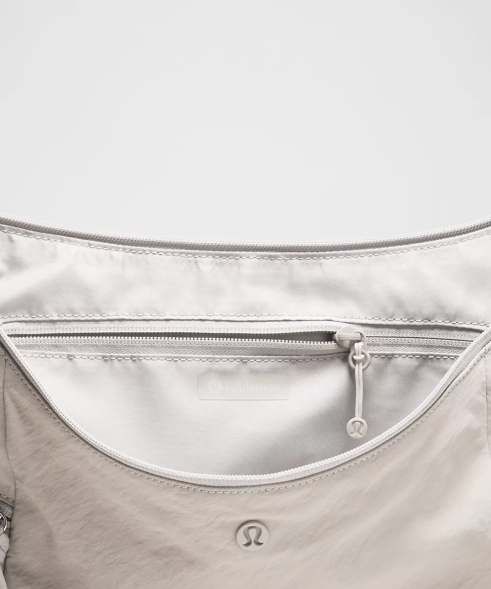 Grand sac bandoulière souple 13L — Downtown Tan, view 5