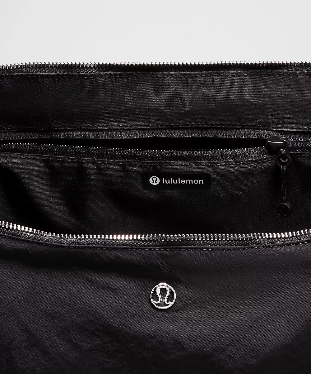 Grand sac bandoulière souple 13L *Metal Hardware — Black, view 5