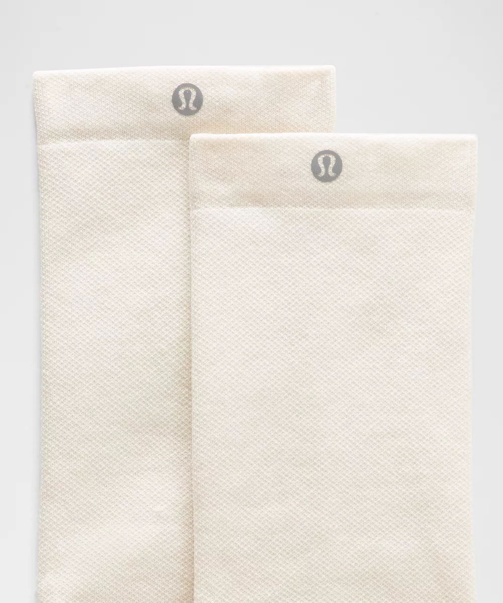 Chaussettes mi-hautes antidérapantes Find Your Balance unisexe — Light Ivory, view 2