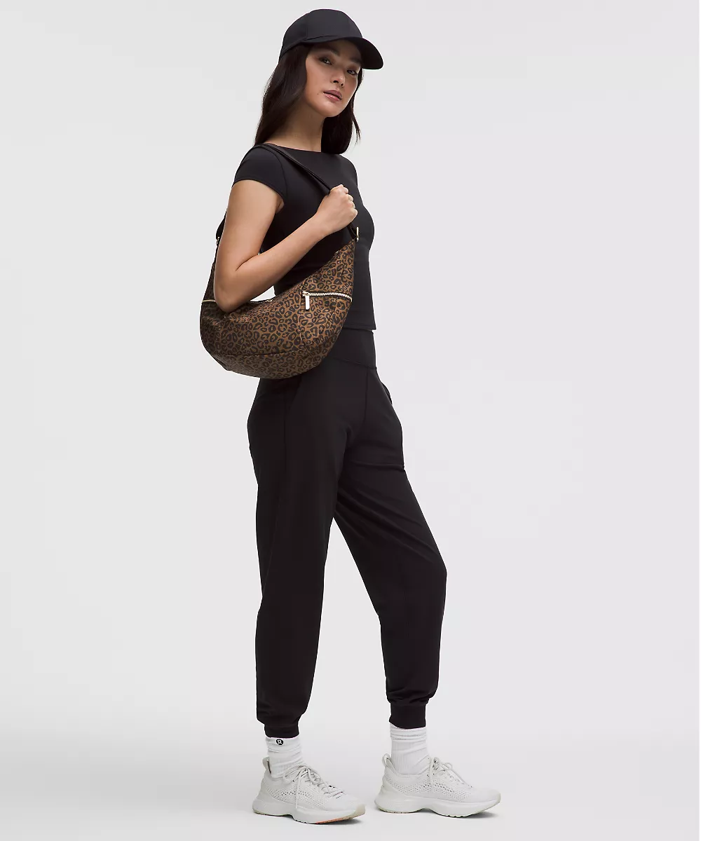 Sac banane souple Slouchy 6L *Metal Hardware — Leopardo Shift Desert Khaki Multi, view 2