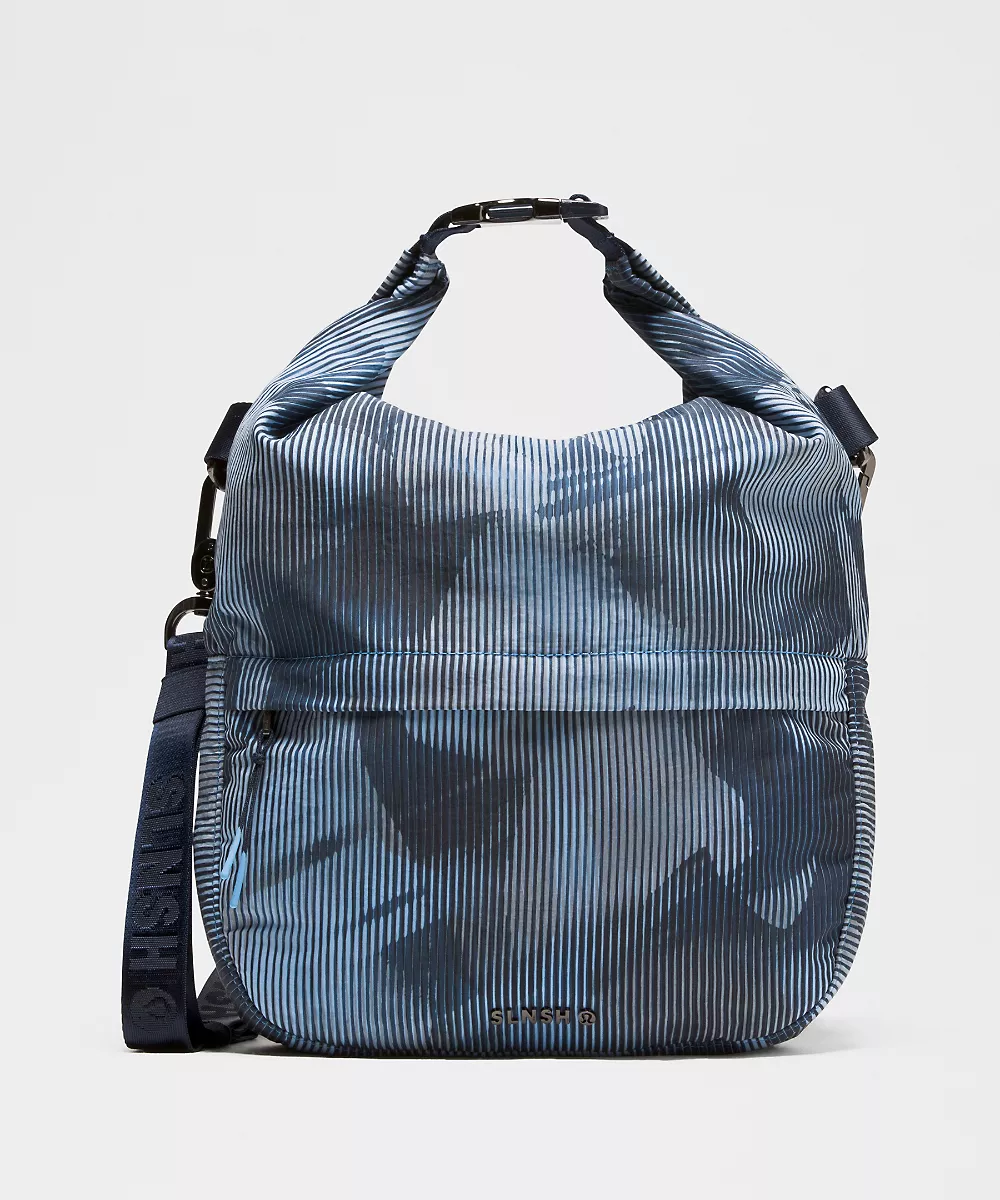 Sac bandoulière à rabat roulé 5.5L *SLNSH Collection — True Navy, view 1
