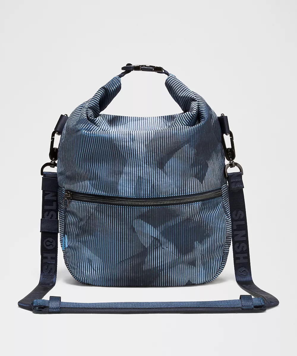 Sac bandoulière à rabat roulé 5.5L *SLNSH Collection — True Navy, view 3