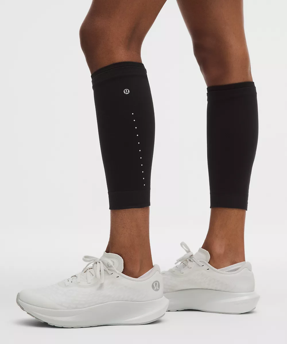 lululemon Go Further manchons de mollet de running sans coutures — Black, view 1