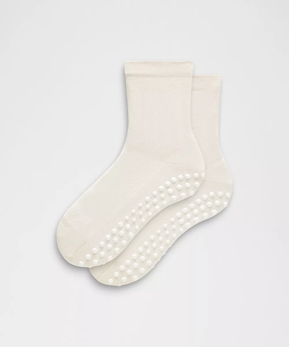 Chaussettes mi-mollet antidérapantes Find Your Balance unisexe — Light Ivory, view 1