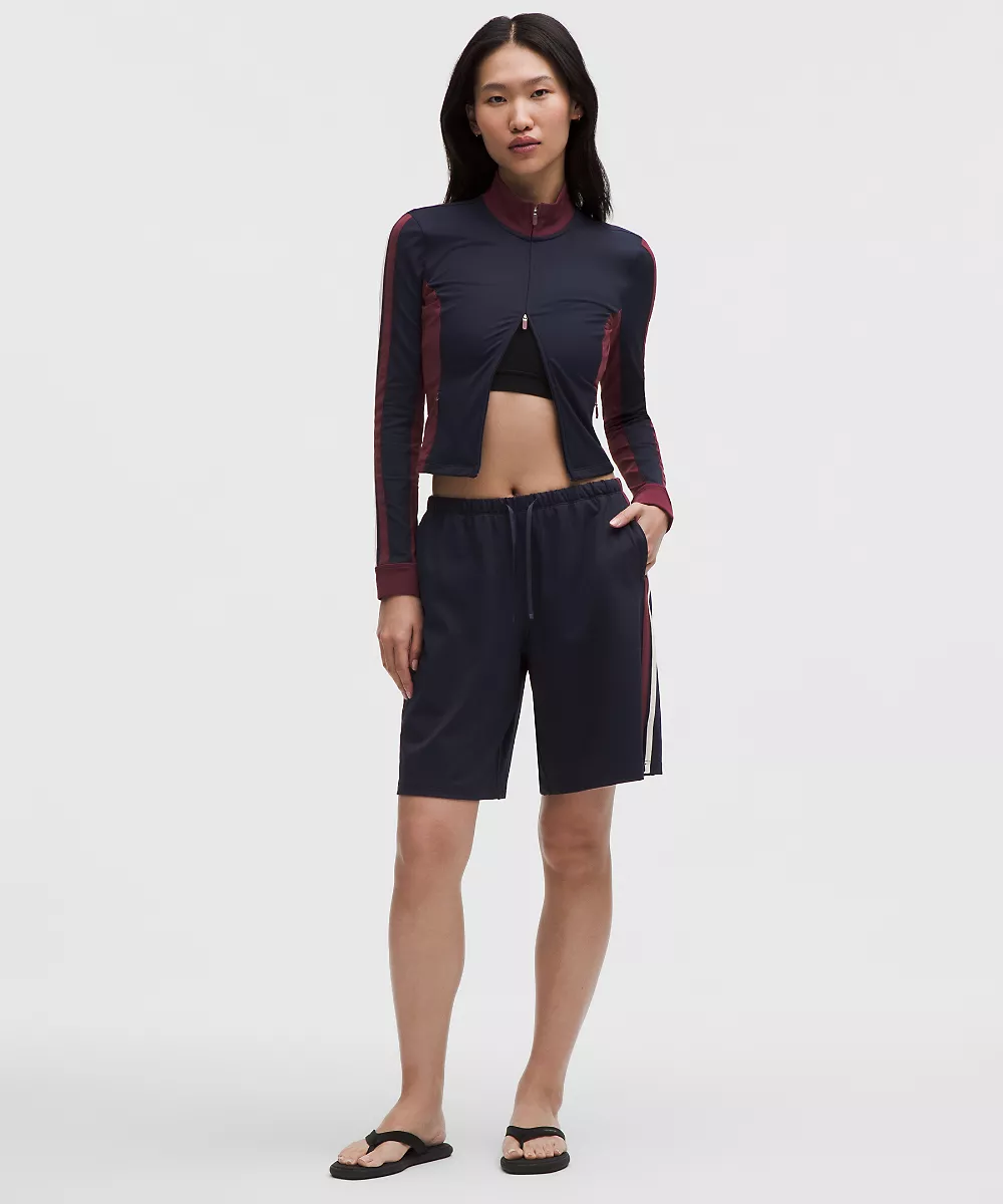 Short de survêtement rayé ample taille basse 9.5" — True Navy/Light Ivory/Burgundy Bay, view 1