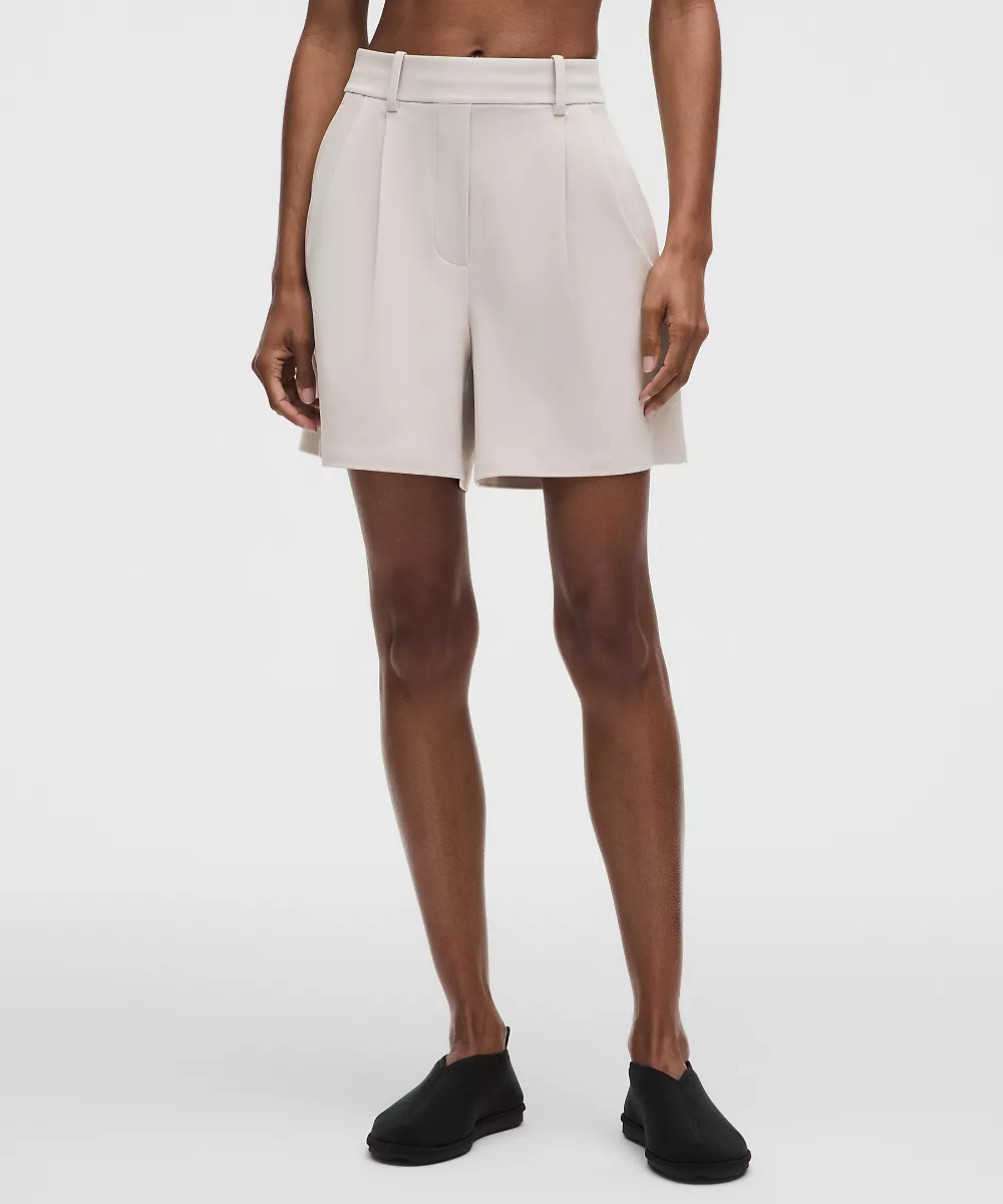 Short plissé Daydrift taille haute 5" — Downtown Tan, view 2