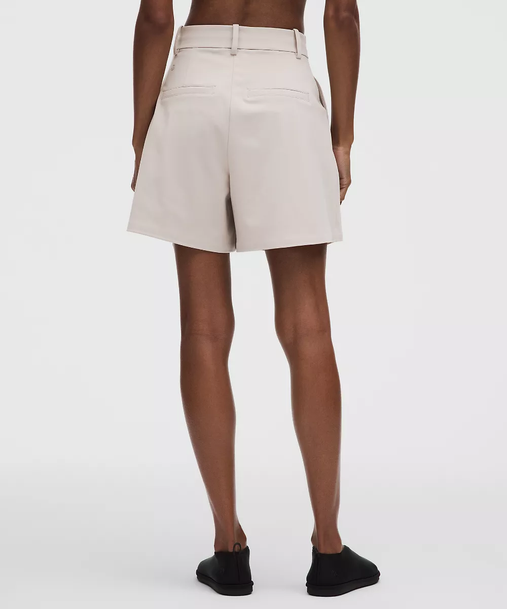 Short plissé Daydrift taille haute 5" — Downtown Tan, view 3