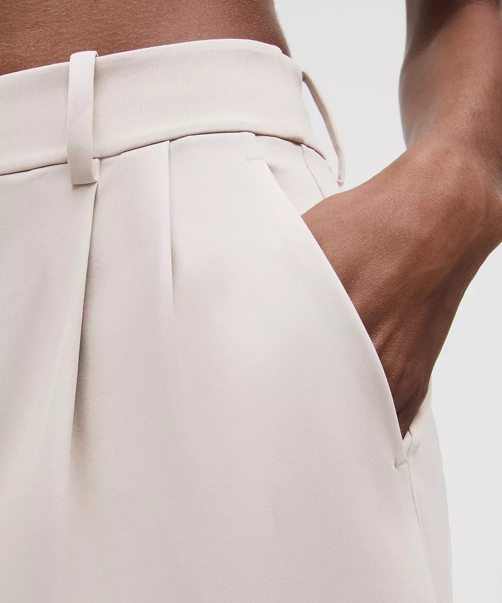 Short plissé Daydrift taille haute 5" — Downtown Tan, view 5
