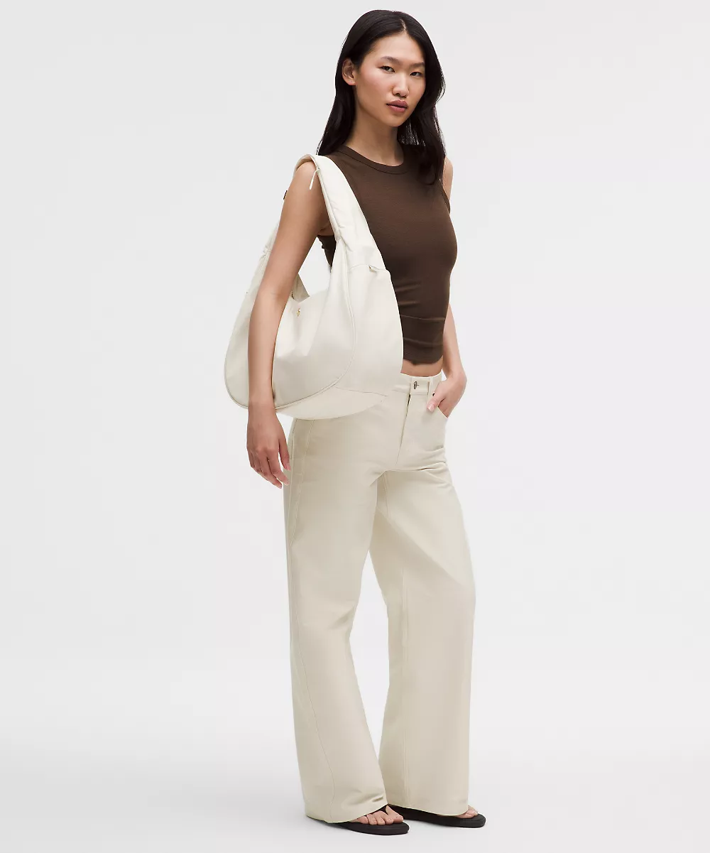 Sac porté épaule oversize City Essentials 18L — Light Ivory/Gold, view 1