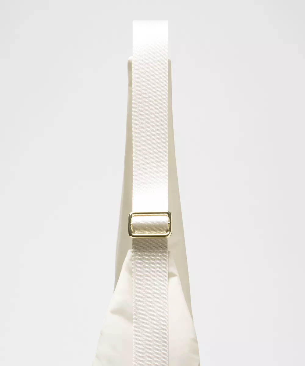 Sac porté épaule oversize City Essentials 18L — Light Ivory/Gold, view 4