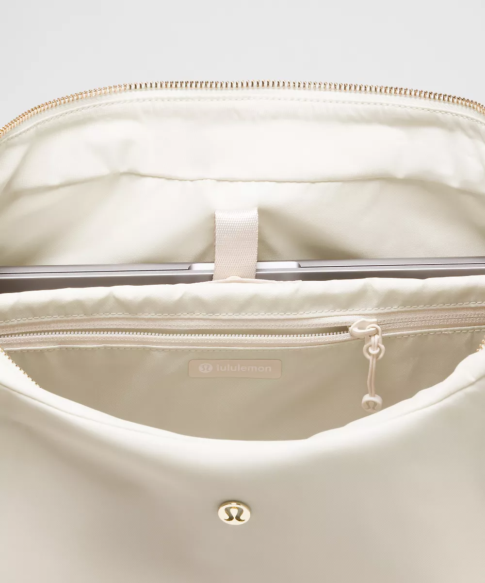 Sac porté épaule oversize City Essentials 18L — Light Ivory/Gold, view 5
