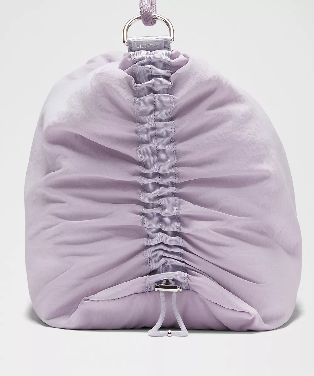 Sac bandoulière convertible froncé *Large 16L — Lilac Play/Lotus Lavender/Silver, view 4