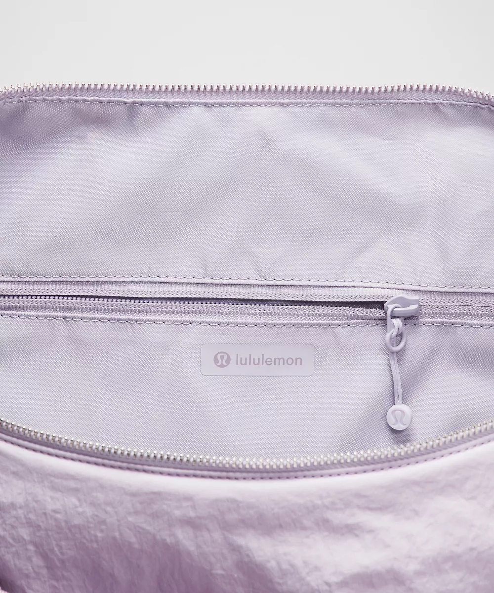 Sac bandoulière convertible froncé *Large 16L — Lilac Play/Lotus Lavender/Silver, view 5