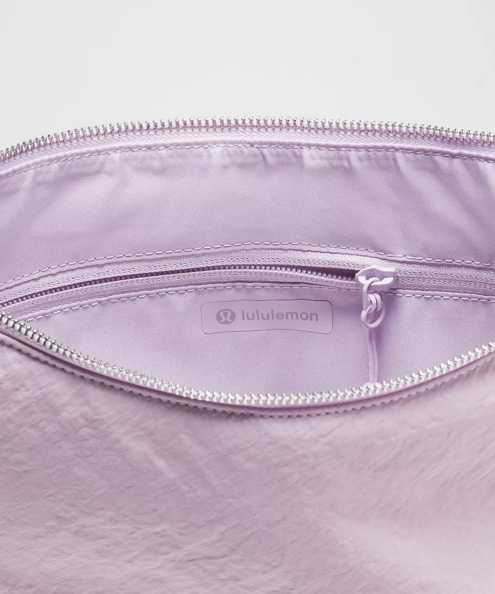 Sac bandoulière convertible froncé 6,5L — Lilac Play/Lotus Lavender/Silver, view 4